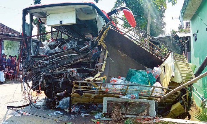 RUSAK PARAH: Bagian depan bus hancur berantakan, sementara truk yang terseret di depannya mengalami kerusakan lebih parah