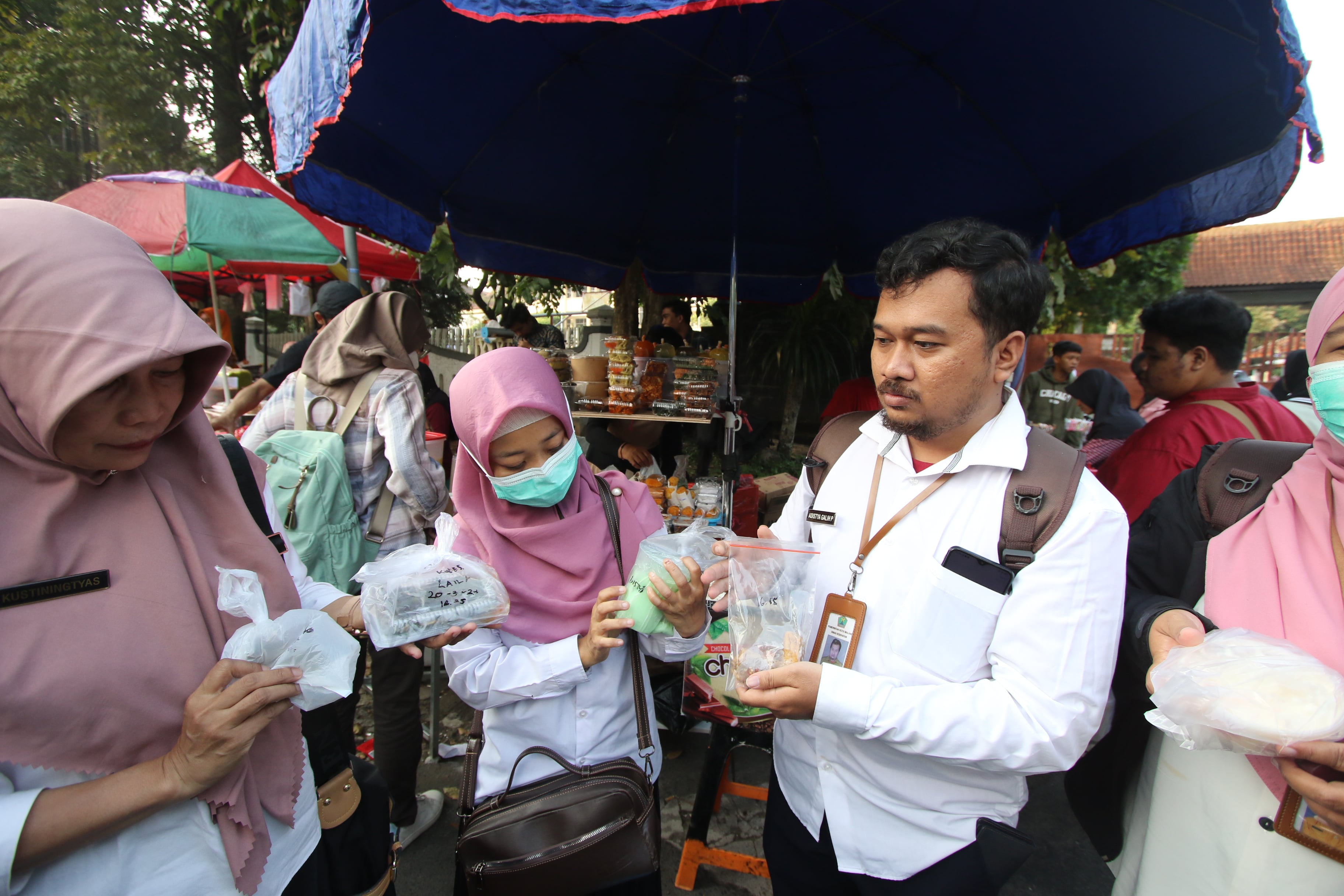 SIDAK TAKJIL: Tiga personel dari dinkes Kota Malang menunjukkan takjil yang dijadikan sampel pemeriksaan kemarin (20/3).