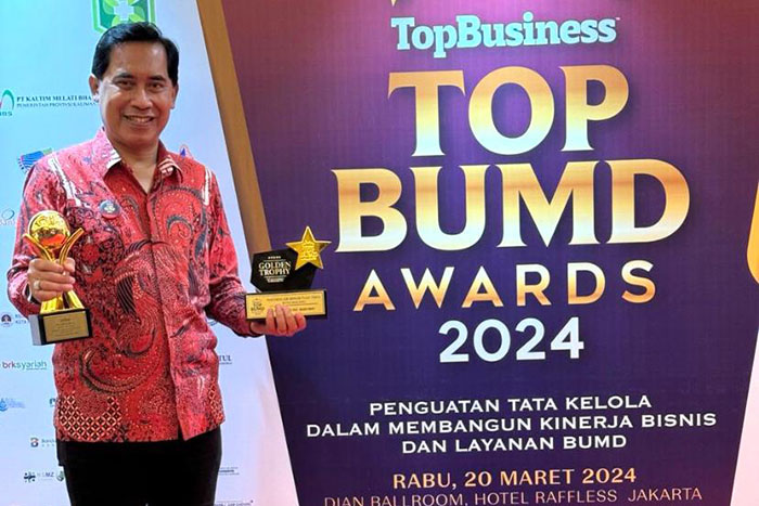 Dirut Perumda Air Minum Tugu Tirta Kota Malang Nor Muhlas di Jakarta, membawa trofi TOP BUMD Awards 2024