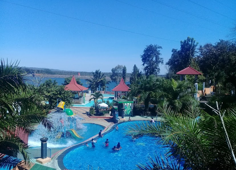 [Kolam Renang Taman Wisata Karangkates]