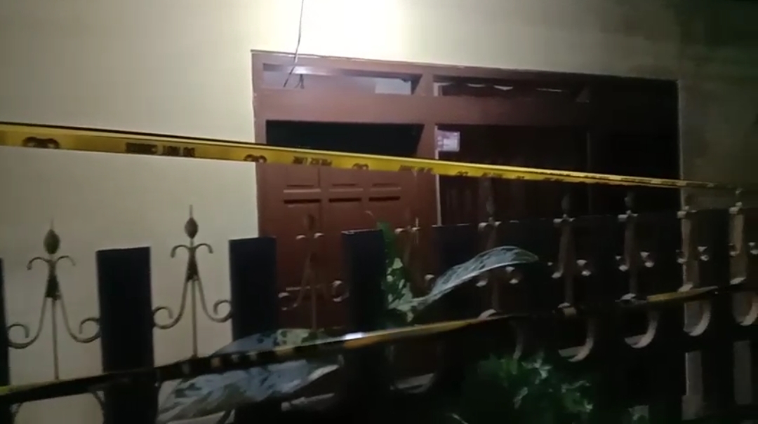 TKP rumah Jalan Anggodo Desa Mangliawan Pakis Kabupaten Malang. Korban perampokan yang hidup babak belur dihajar pelaku