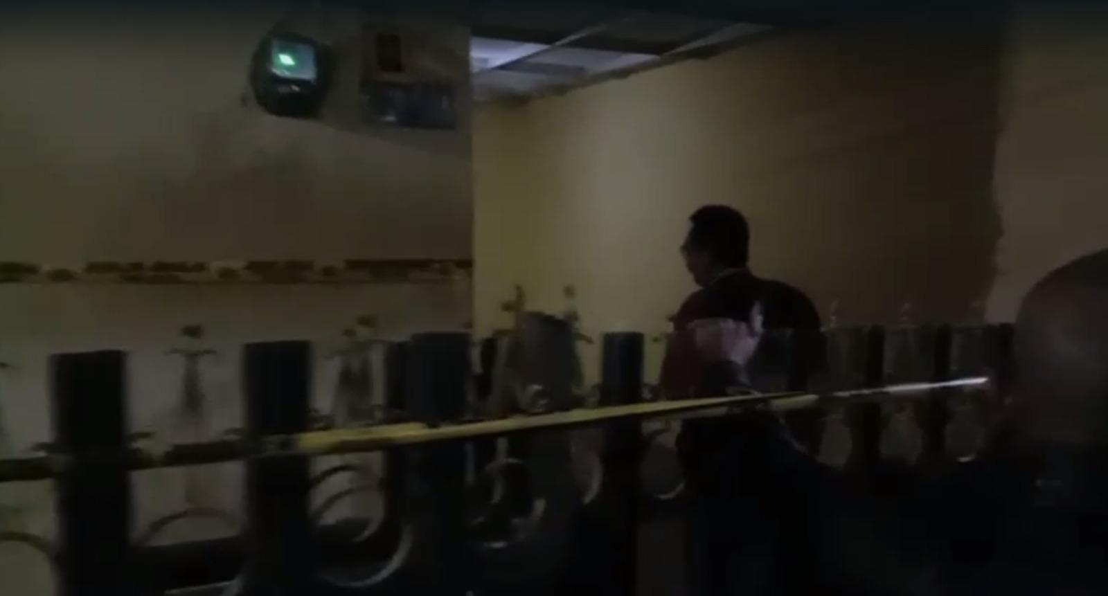 Anggota Satreskrim Polres Malang di rumah Jalan Anggodo, Desa Mangliawan Pakis untuk melakukan penyelidikan kasus perampokan yang menewaskan satu orang.