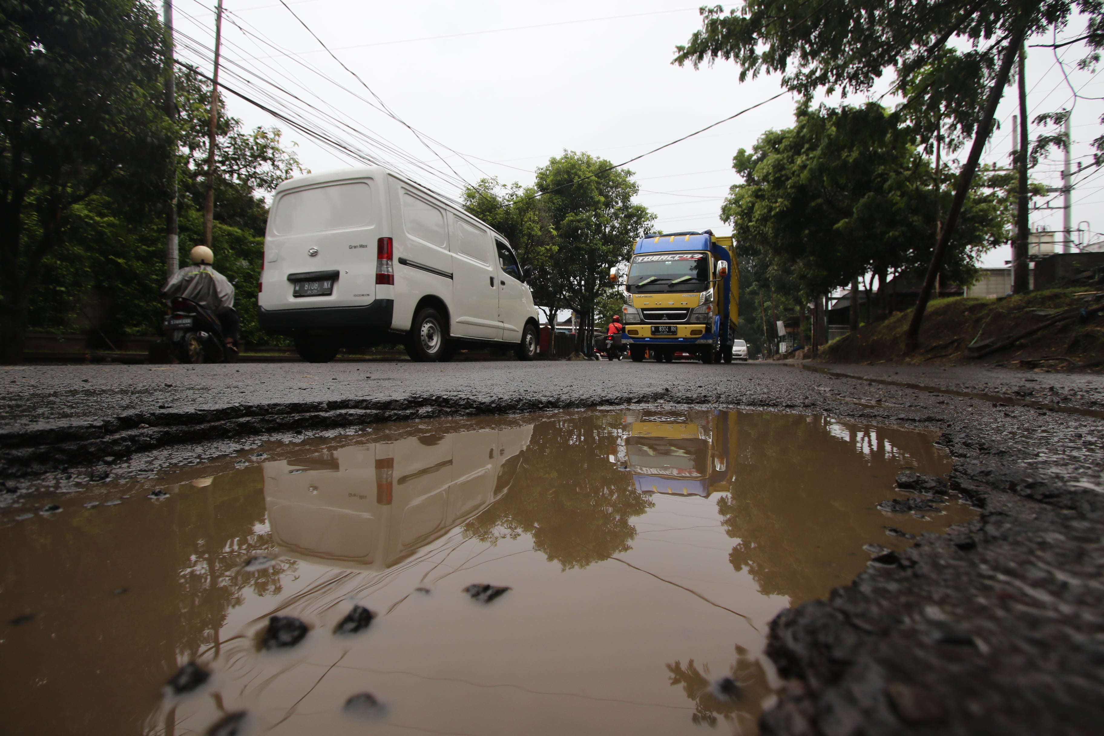 PERBAIKAN INFRASTRUKTUR: Ruas Jalan Ki Ageng Gribig sisi selatan terdapat beberapa lubang. Kondisi tersebut menjadi perhatian DPURPKPK Kota Malang.