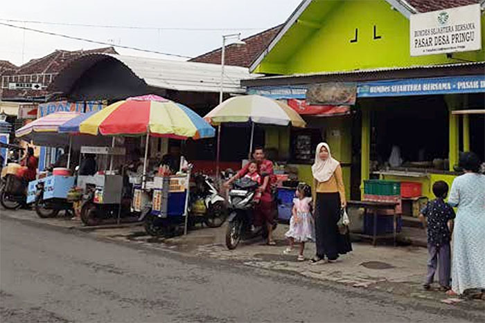Deretan pedagang di Pasar Desa Pringu Bululawang Malang yang masih berjualan di pinggir jalan.
