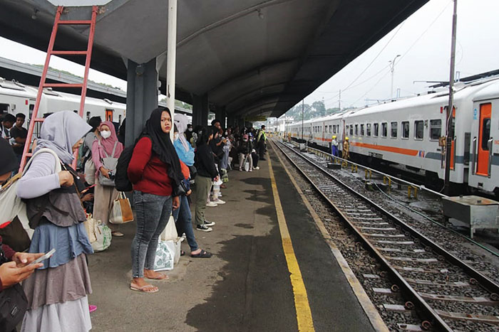 Sejumlah penumpang memadati area Stasiun Malang Kota Baru kemarin. Puluhan ribu tiket KA untuk Lebaran sudah banyak yang dipesan.