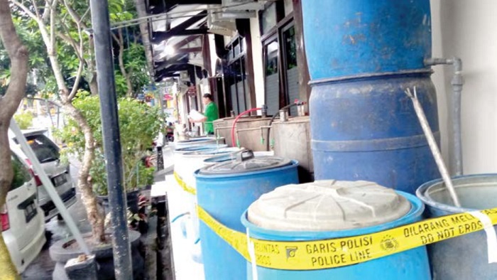 FERMENTASI TAPE KETAN: Sejumlah barang bukti disita polisi dari pabrik miras rumahan di Dusun Krajan, Sumberejo, Kecamatan Gedangan Sabtu (23/3).