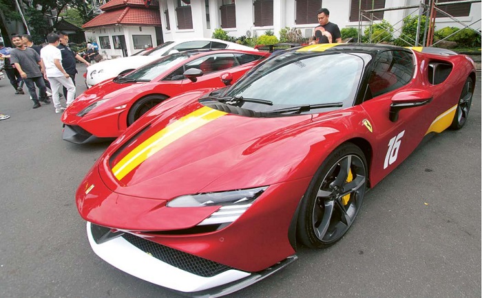 MEWAH: Beberapa supercar parkir di halaman Balai Kota Malang kemarin (24/3). Kedatangan para pengusaha diharapkan menambah investor baru.