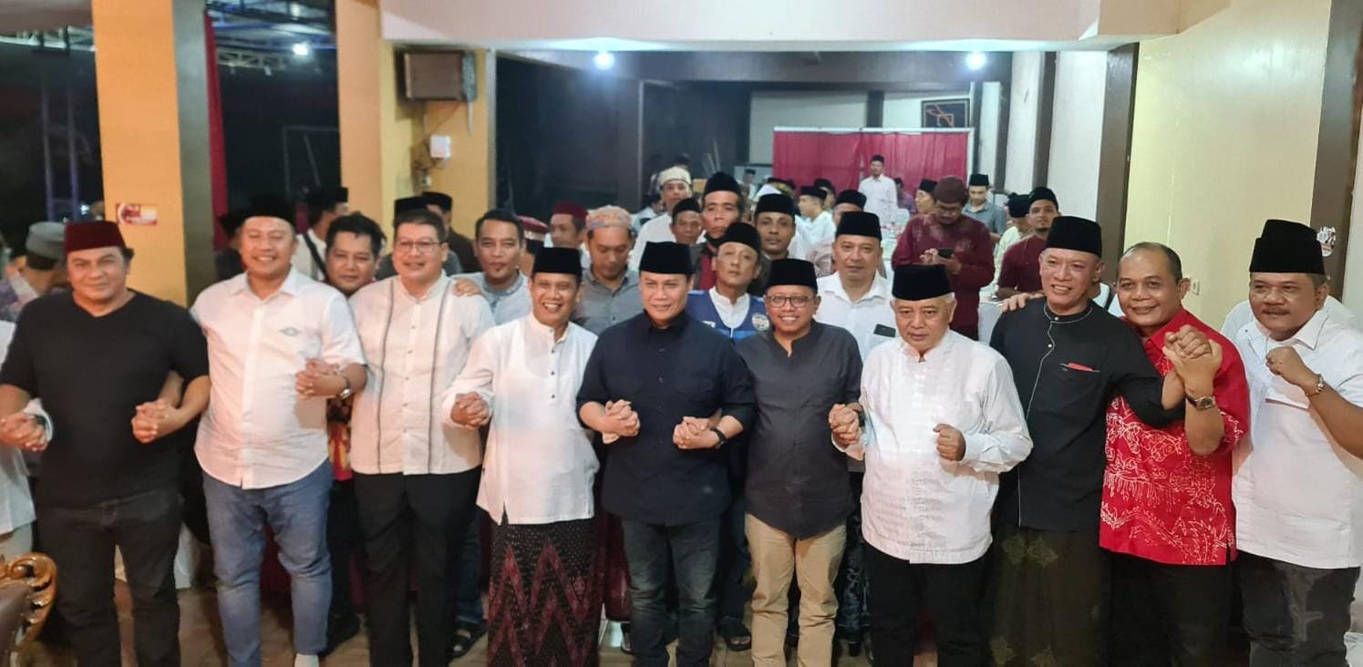 DAMAI: Ahmad Basarah (tengah) menggandeng tangan Abah Gun dan Saifudin.