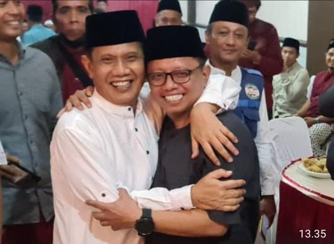 LEGOWO: Abah Gun memeluk Saifudin dalam pertemuan yang dimediasi oleh Ahmad Basarah.