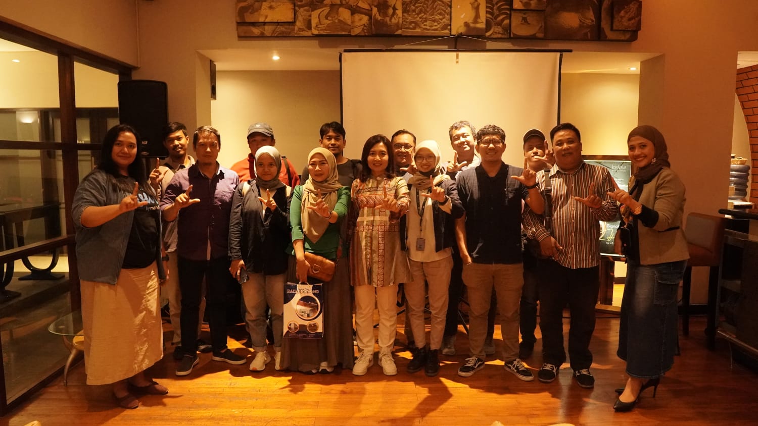 Pimpinan Bank Mandiri Area Malang bersama para awak media.