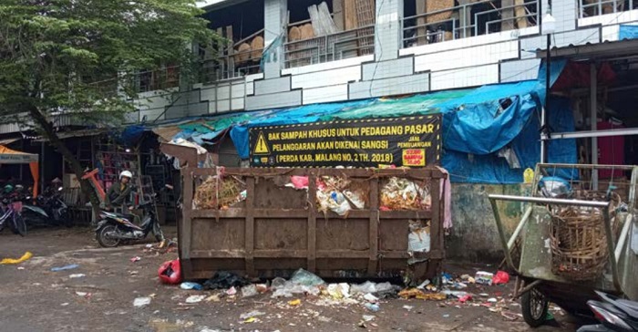 KUMUH: Bak penampungan sampah di Pasar Kepanjen yang sering overload dan memicu bau tak sedap, terutama saat turun hujan.