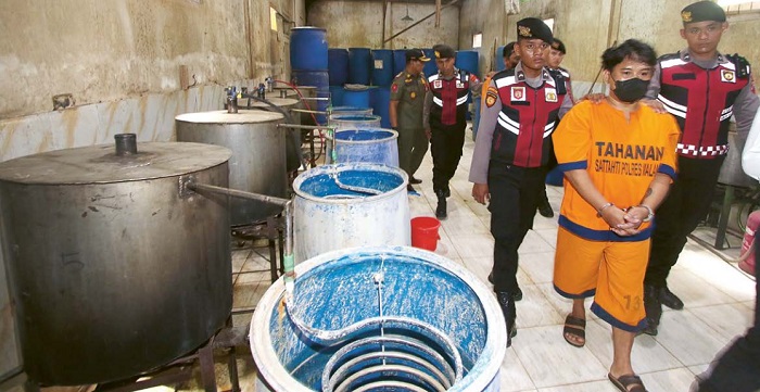 DIJUAL RP 50 RIBU: Polisi merilis kasus produksi trobas di kediaman pelaku, kemarin. Dua pelaku sudah melancarkan aksinya sejak 1,5 tahun.