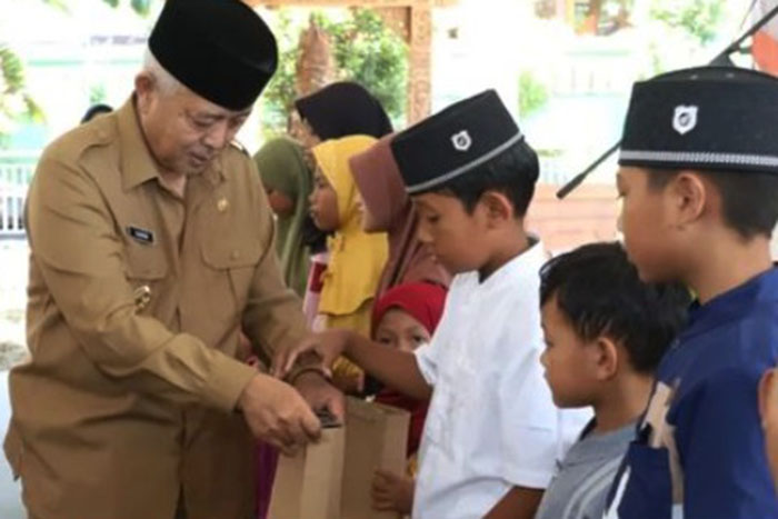 Bupati Malang HM Sanusi memberi santunan untuk anak yatim di Ampelgading