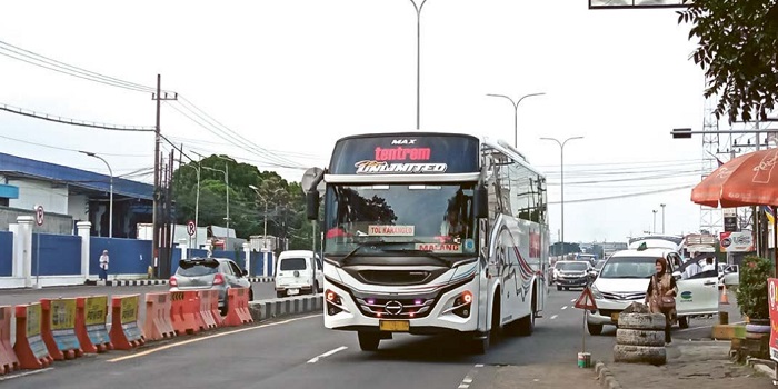 MASIH NORMAL: Lalu lintas kendaraan di Jalan Raya Karanglo, Singosari yang biasanya dipadati kendaraan para pemudik sebelum lebaran