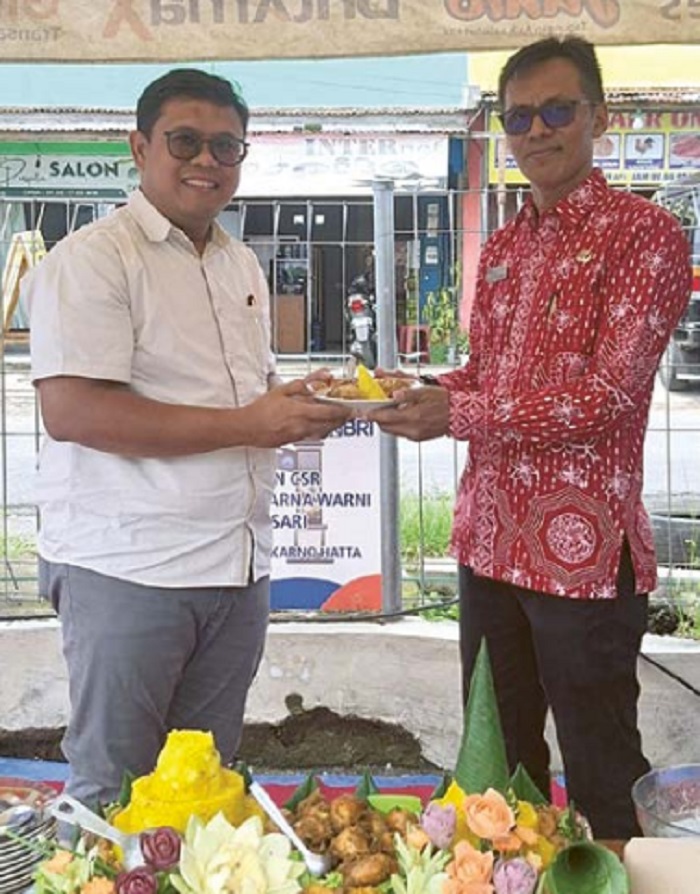POTONG TUMPENG: Pemimpin Cabang BRI Branch Office Malang Soekarno Hatta secara simbolis menyerahkan Gapura Pasar Warna Warni Landungsari kepada Kepala Desa Landungsari.