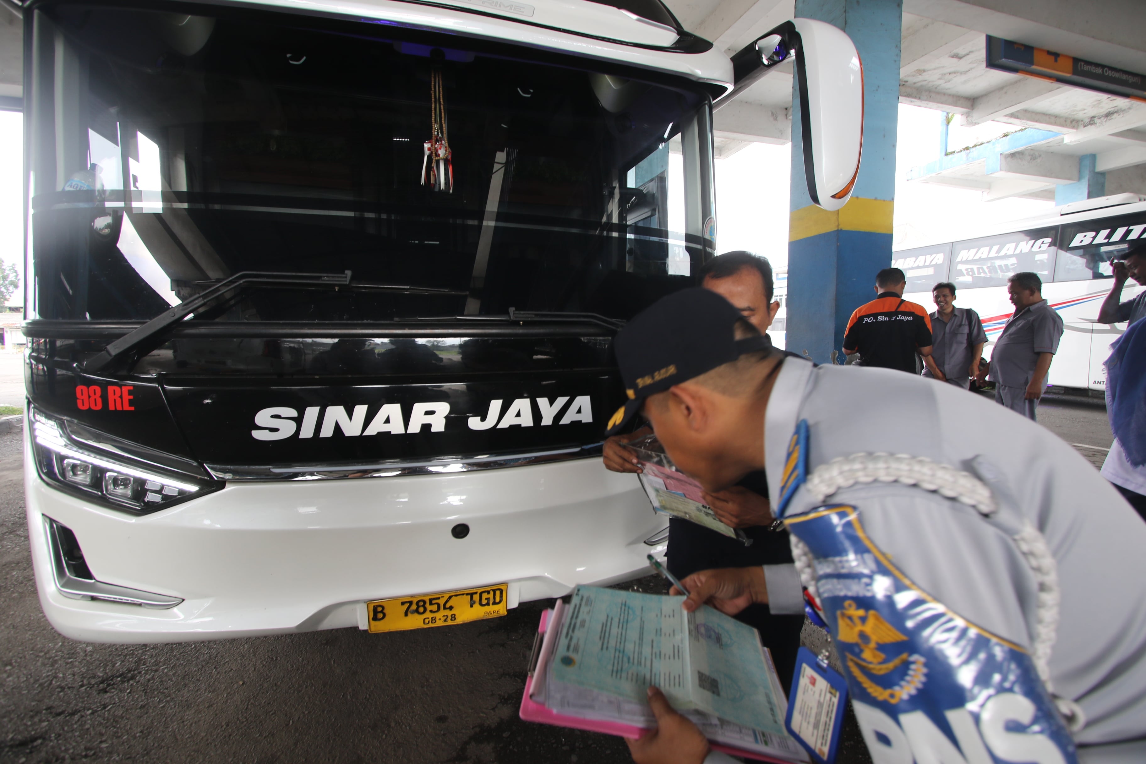 DEMI KEAMANAN: Petugas dari Kemenhub melakukan pemeriksaan kondisi bus di terminal Arjosari kemarin (27/3).