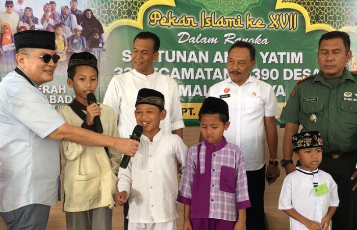 APRESIASI:  Komisiaris Utama PT ACA Iwan Kurniawan ketika berdialog  dipanggung bersama anak-anak penerima santunan  di Pendopo Kecamatan Wagir, Rabu (27/3) kemarin.