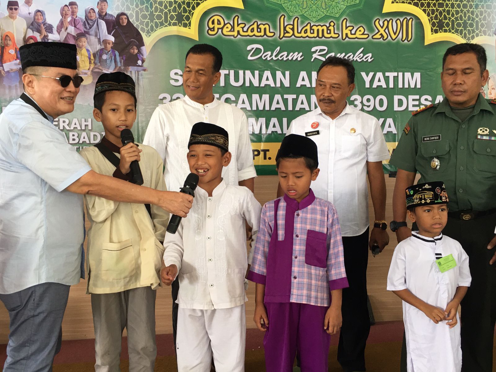 APRESIASI:  Komisiaris Utama PT ACA Iwan Kurniawan ketika berdialog  dipanggung bersama anak-anak penerima santunan  di Pendopo Kecamatan Wagir, Rabu (27/3) kemarin.