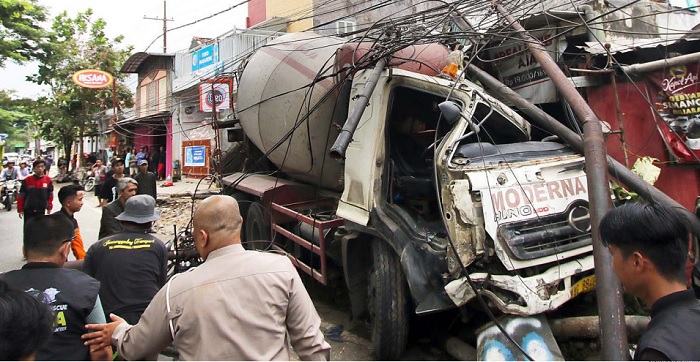 NIHIL KORBAN: Truk molen bernopol AG 8840 UP terhenti setelah menabrak tiang di Jalan Kolonel Sugiono, Gadang, Kecamatan Kedungkandang kemarin siang. Dua bangunan milik warga dan tiga motor ikut diser