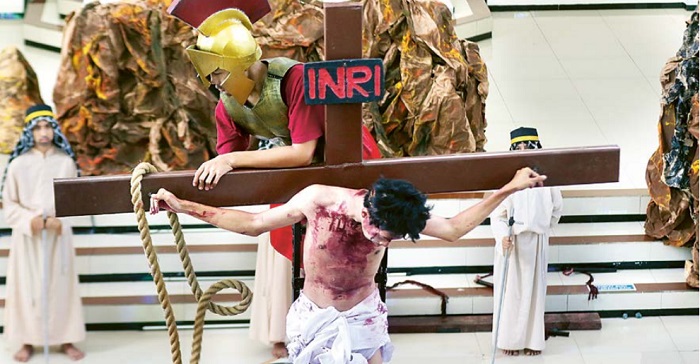 TRADISI: Anak-anak anggota Orang Muda Katolik (OMK) menampilkan teatrikal kisah sengsara Yesus di Gereja Katolik St Yohanes Pemandi Janti kemarin (29/3).