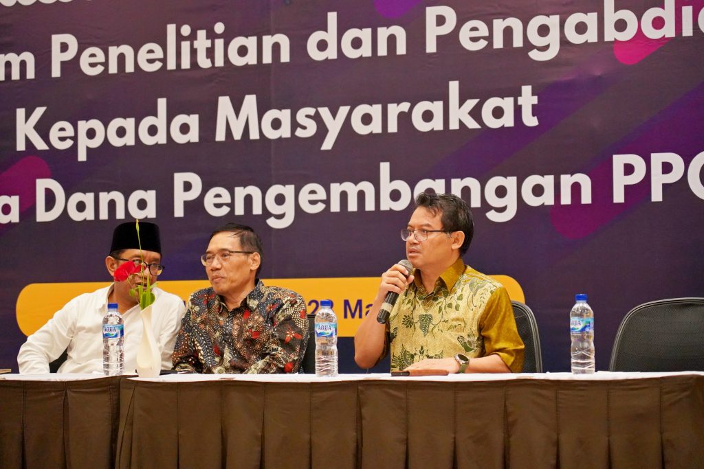 Direktur SPs UM, Prof. Dr. Adi Atmoko, M.Si., M.Pd, menjelaskan proses penyusunan panduan program penelitian dan pengabdian kepada masyarakat