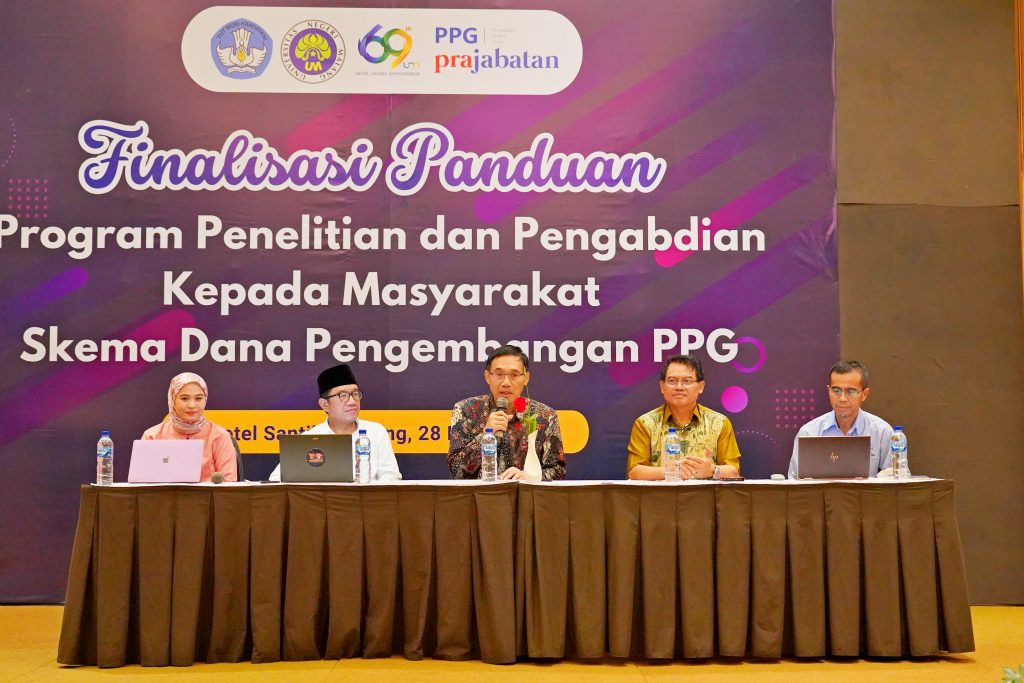 Rektor UM, Prof. Dr. Hariyono, M.Pd memberikan pengarahan Program Penelitian dan Pengabdian kepada Masyarakat melalui Skema Dana Pengembangan PPG.