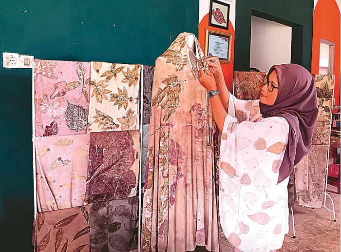 PERSIAPAN LEBARAN: Produk mukena ecoprint hasil kreasi perajin batik asal Desa Bedali, Kecamatan Lawang.