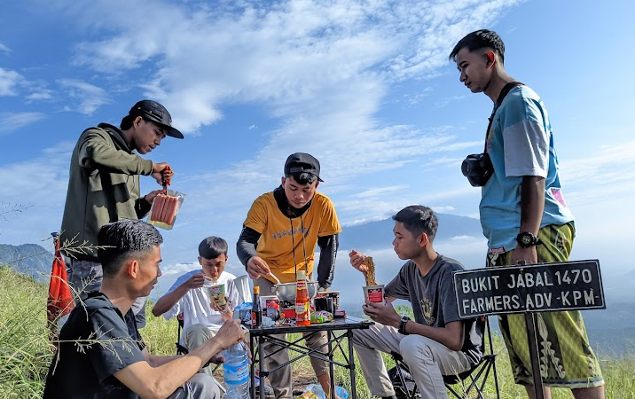 [Bersantai di Bukit Jabal Camp]