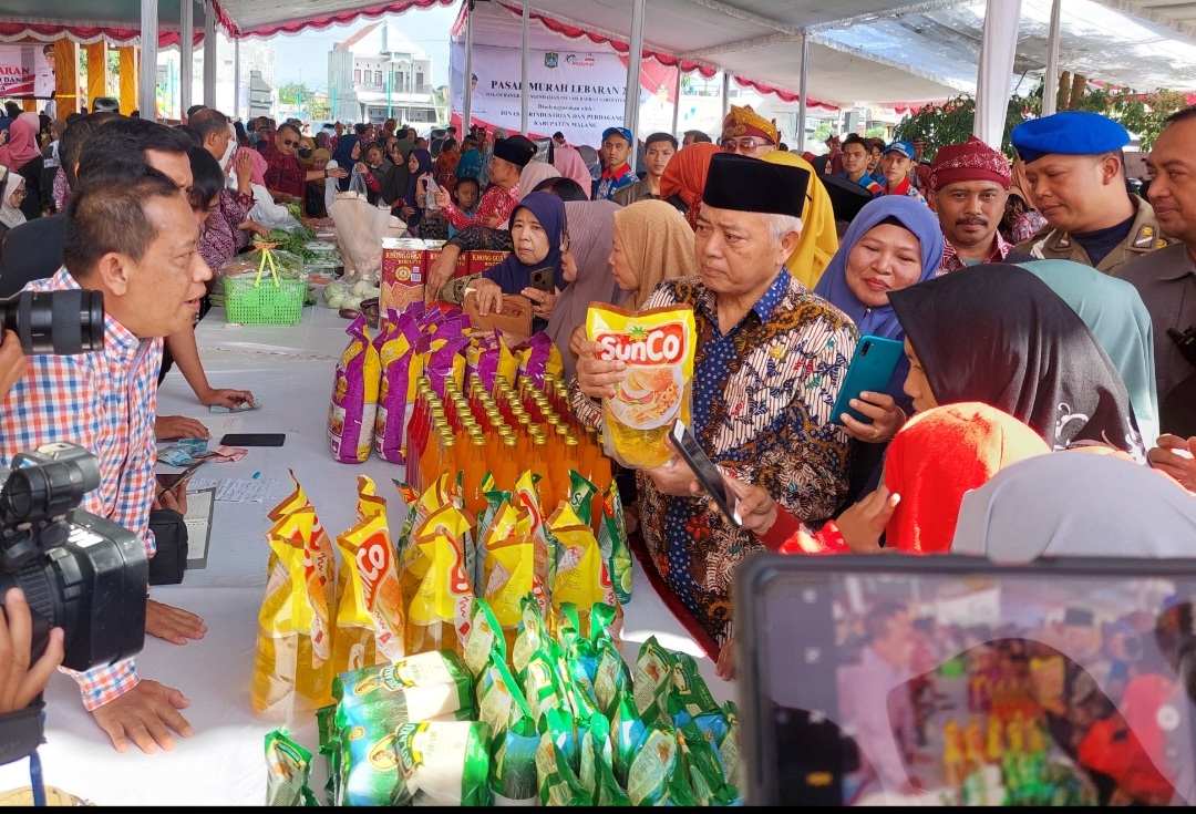 MURAH BERKUALITAS: Bupati Malang H M. Sanusi berada di stand Alfamart di ajang Semabako Bazar Murah Ramadan di Balai Desa Saptorenggo, Kecamatan Pakis.