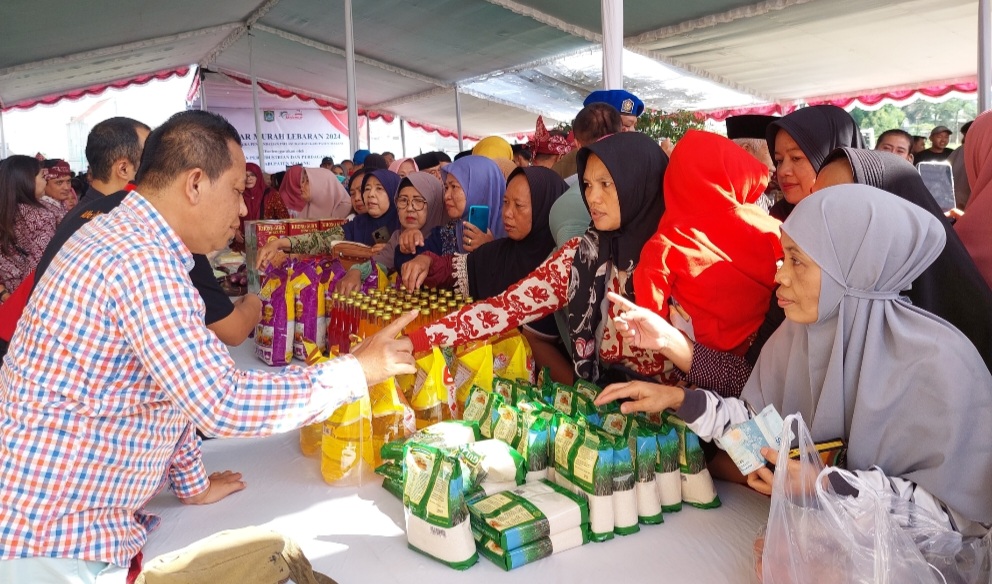 TERJUAL CEPAT: Ratusan paket sembako terjual dalam kurun waktu 30 menit.