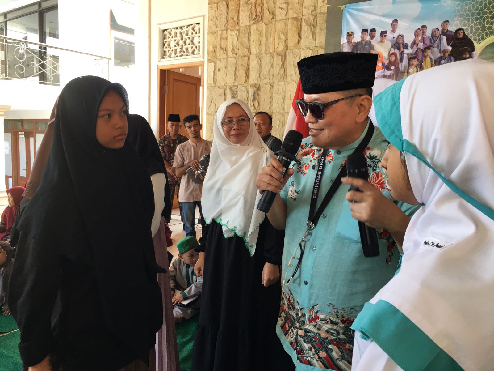 ADU CERDAS: Komisiaris PT ACA Iwan Kurniawan memandu jalannya game pertanyaan berhadiah antar kelompok yang lebih mengutamakan teamwork di Balaidesa Senggreng, Kecamatan Sumberpucung, Jumat (29/3).
