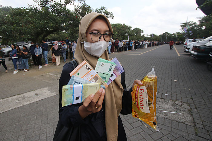 Warga Malang baru saja menukar uang baru