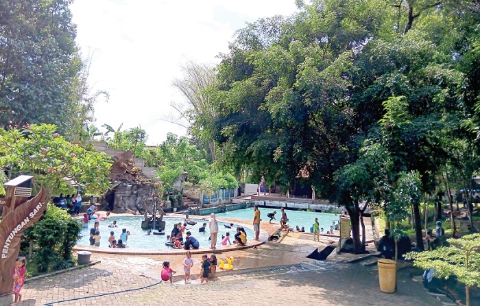 MAKIN RAMAI: Pengunjung menikmati segarnya Kolam Renang Pentungan Sari yang menjadi wisata andalan Desa Toyomarto, Kecamatan Singosari yang termasuk peserta ajang ADWI 2024.