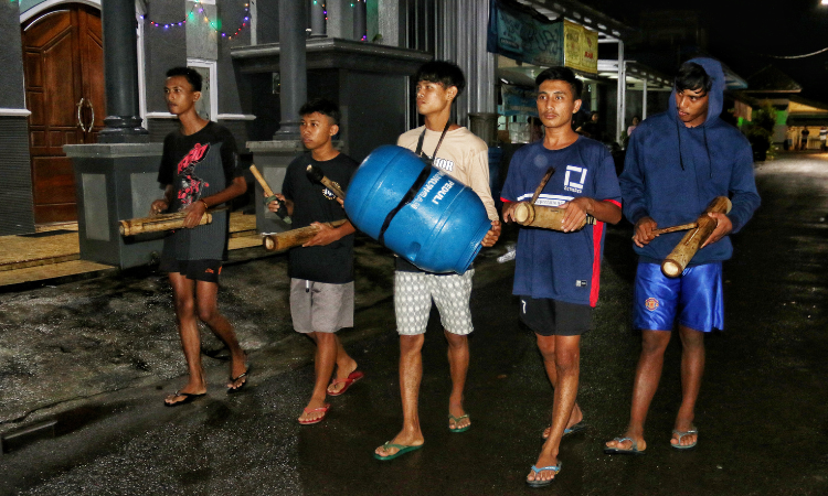 Para pemuda Desa Pujiharjo kecamatan Tirtoyudo berpatrol untuk membangunkan orang sahur