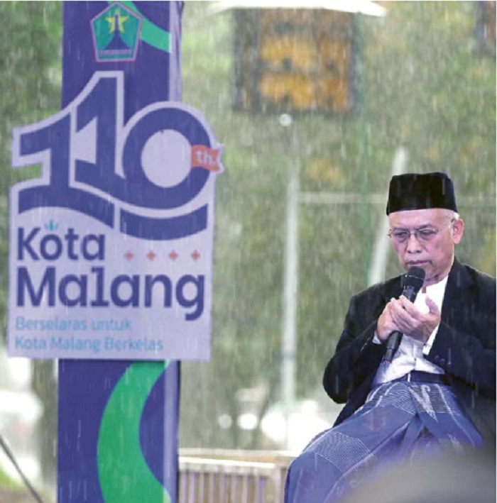 TEMPO DULU: Sejumlah ASN Kota Malang membunyikan blegur di Alun-Alun Merdeka kemarin (31/3). Foto kanan, Perwakilan  Baca Kembalikan... Hal 7 Majelis Ulama Indonesia (MUI) Kota Malang memimpin doa.