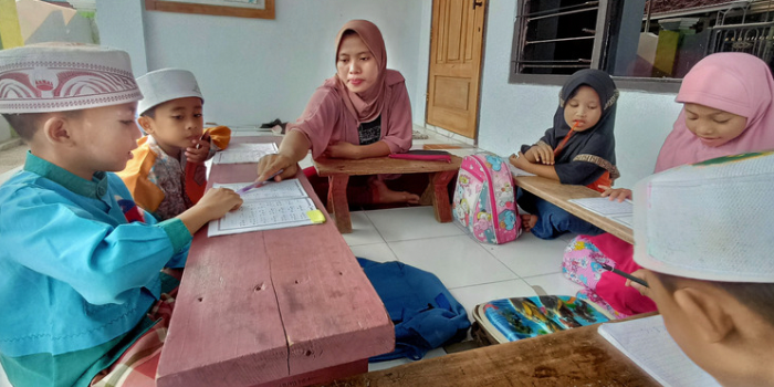 NYAMAN MENGAJI: Anak-anak warga umat Islam di Desa Pujiharjo bisa beraktivitas belajar membaca Alquran di tengah rumah penduduk non-muslim.
