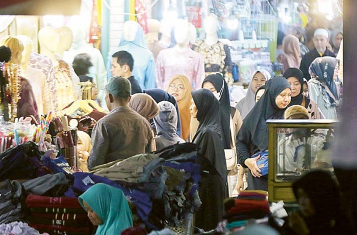 BEDA DENGAN  DULU: Jumlah  pembeli pakaian  di Pasar Besar  meningkat  sejak dua  pekan sebelum  Lebaran.  Peningkatannya  sekitar 50  persen.