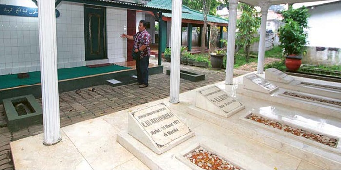 TOKOH AGAMA: Ketua Pokdarwis Pesarean Ki Ageng Gribig Devi Nur Hadianto berkeliling di kompleks makam Ki  Ageng Gribig kemarin. Lokasinya di Kelurahan Madyopuro, Kecamatan Kedungkandang, Kota Malang