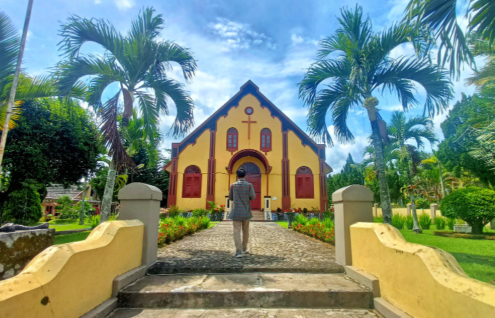TANPA GEJOLAK: Gereja berdiri kokoh di Desa Peniwen, Kecamatan Kromengan. Tak jauh dari gereja juga berdiri masjid.