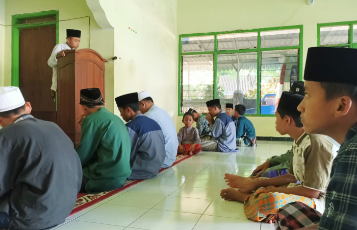 SALING MENGHORMATI: Warga muslim menggelar pengajian di Masjid Mujahidin Desa Peniwen, Kecamatan Kromengan.