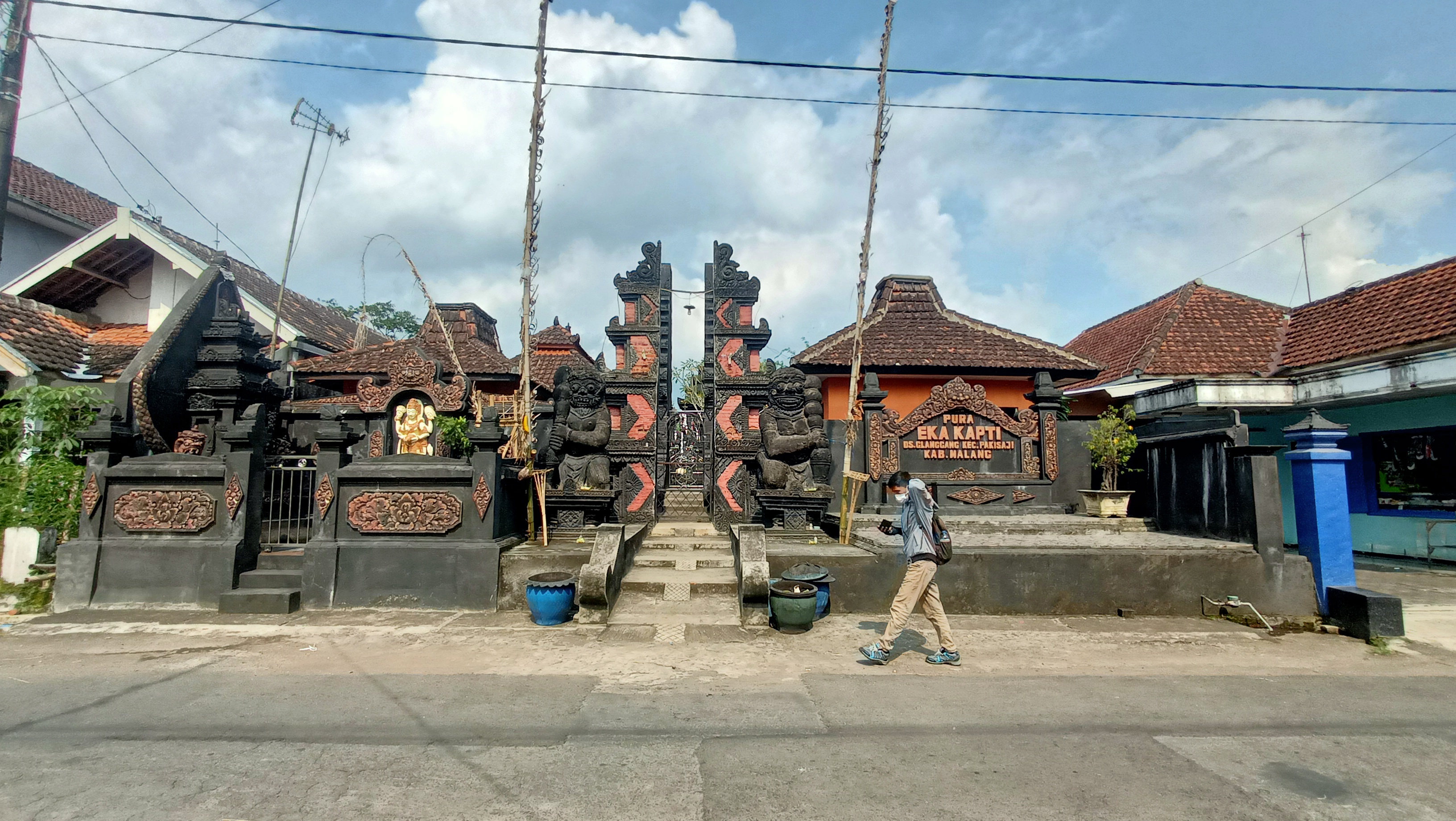 SALING JAGA: Pura Eka Kapti di Desa Glanggang, Pakisaji kerap dijaga umat Islam ketika ada kegiatan umat Hindu.