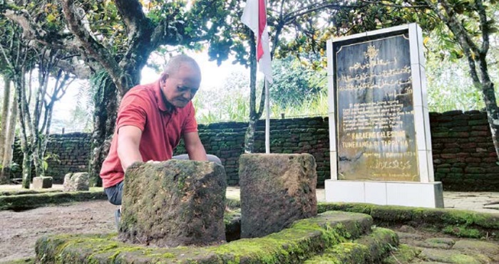 PUNYA JASA: Makam Karaeng Galesong dilengkapi dengan prasasti sejak 2010. Adalah Presiden Abdurrahman Wahid yang mempeloporinya.
