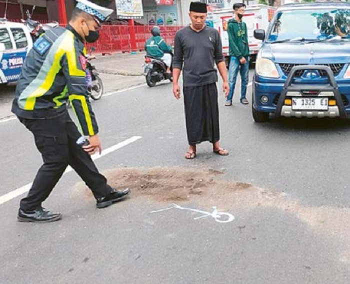 TABRAK LARI: Polisi meninjau lokasi kecelakaan di Jalan Raya Bululawang, Desa Wandanpuro, Kecamatan Bululawang, Kabupaten Malang, kemarin (1/4)