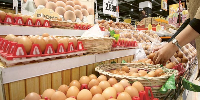 HARGA TURUN: Telur ayam ras di Transmart dijual dengan harga Rp 2.699 per ons atau Rp 26.999 per kilogram
