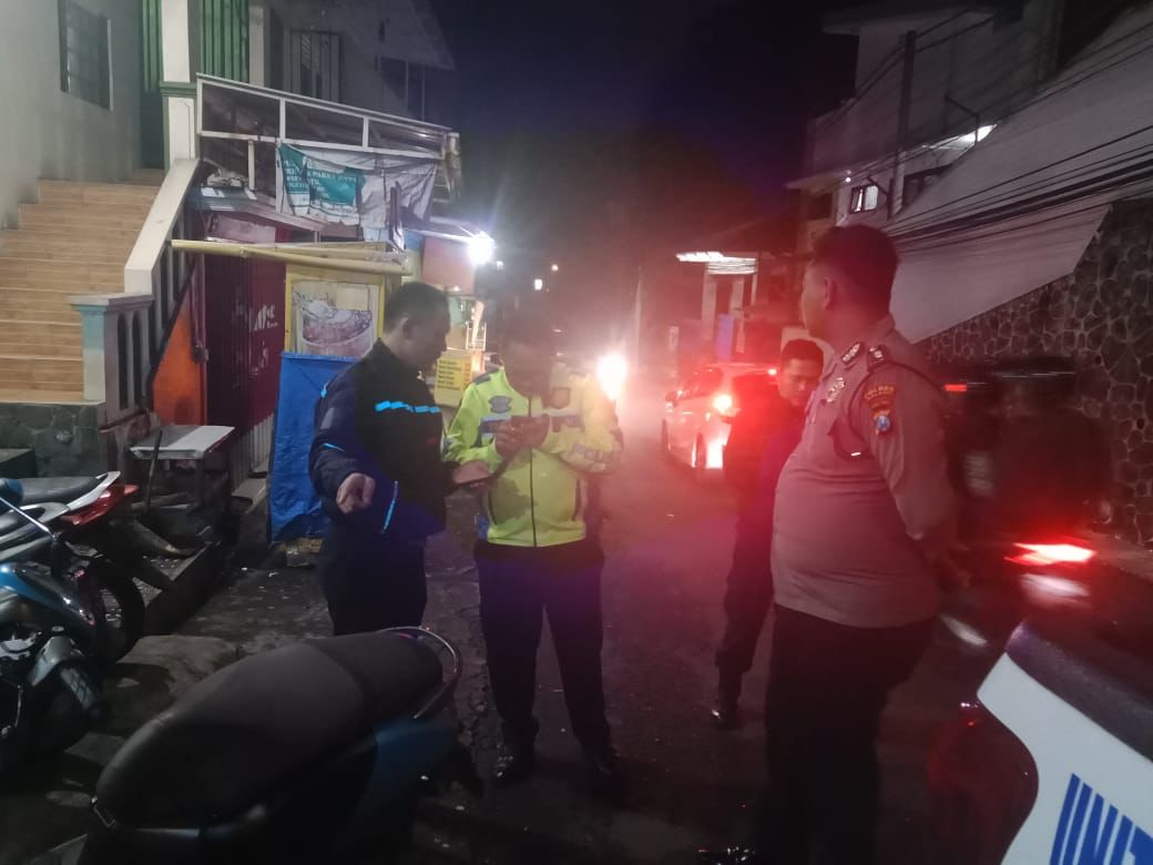 Anggota Satlantas Polres Malang mengumpulkan keterangan soal kecelakaan di Karangploso