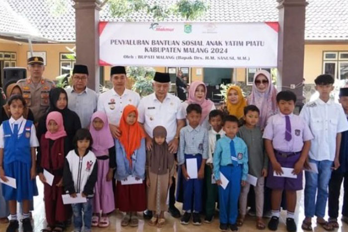 HM Sanusi Bupati Malang (tengah berkopyah) dalam penyaluran bantuan sosial untuk anak yatim piatu
