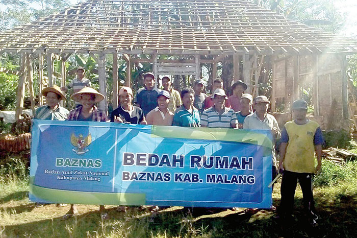 IKUT DIBANTU WARGA: Salah satu rumah tak layak huni yang mendapatkan bantuan bedah rumah dari Baznas Kabupaten Malang.