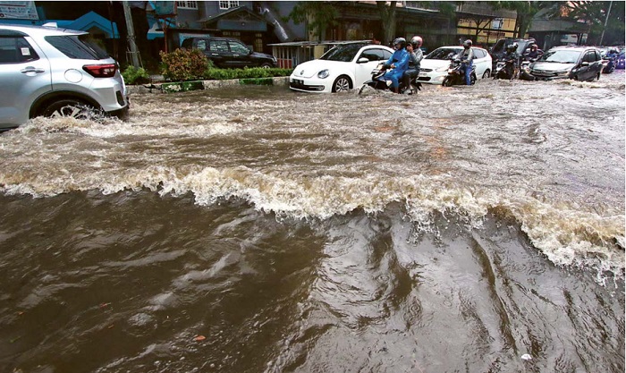 LANGGANAN MELUBER: Genangan air terjadi di Jalan Letjen Sutoyo kemarin sore. Selain di sana, genangan juga terjadi di 15 titik lainnya.