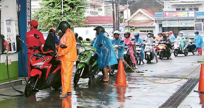 SIAPKAN ANTISIPASI: Sejumlah warga mengantre di SPBU Ciliwung kemarin (2/4). Antrean di SPBU lainnya turut meningkat dalam beberapa hari terakhir.