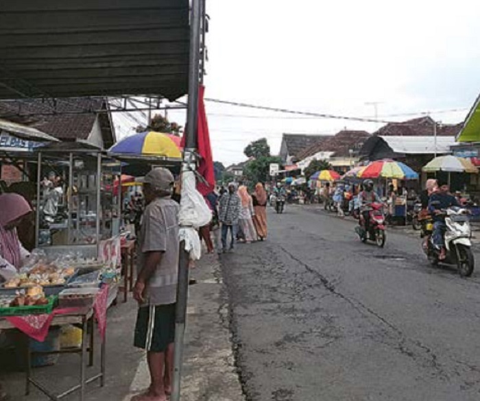 NGABUBURIT: Warga Desa Pringu, Kecamatan Bululawang, berburu takjil di pasar desa. Paginya, kawasan tersebut merupakan pasar sayur.